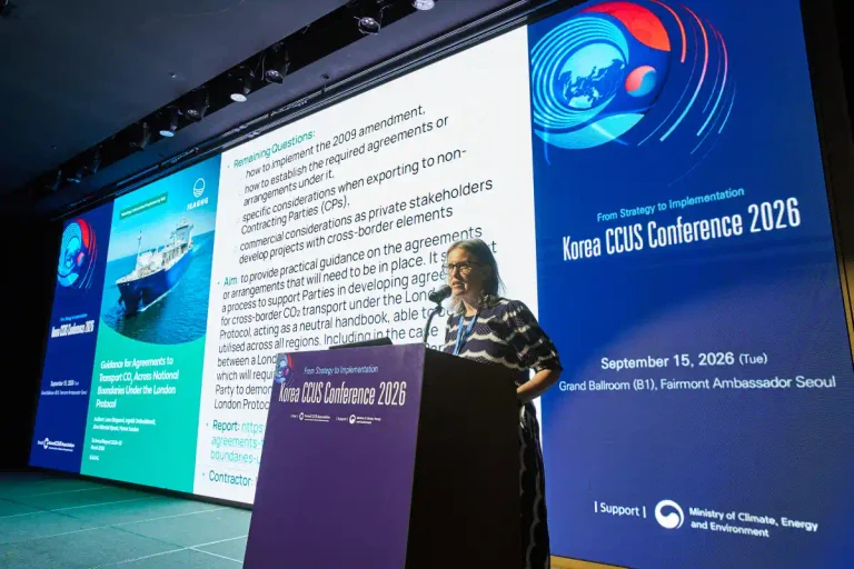 Nicola Clarke presents at KCCUS.